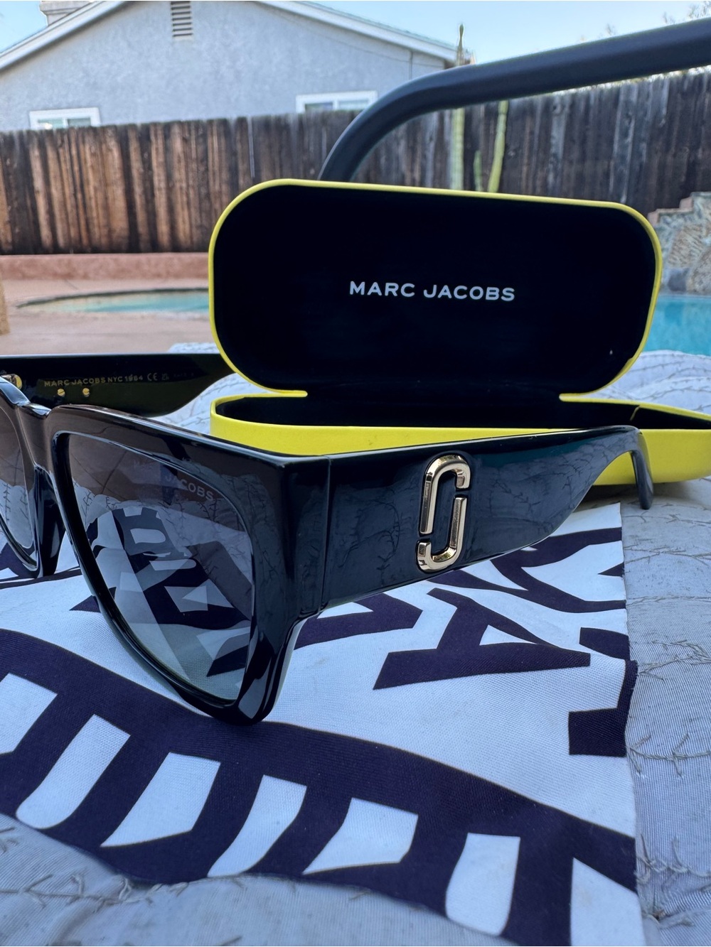 Marc Jacobs MARC 646/S Polarized Oversized Black Sunglasses Gold Logo 57mm VGUC